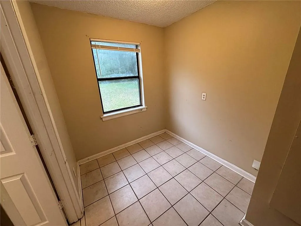 3 bed, 2.0 bath, 1192 sqft, $1,200 — Photo 2