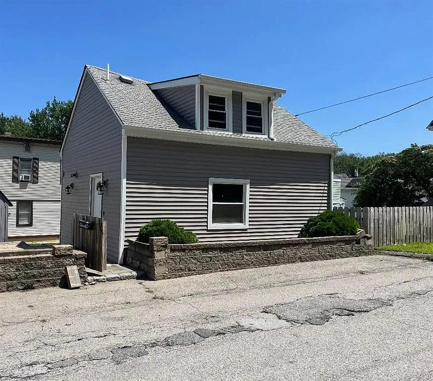 2 bed, 1.0 bath, 832 sqft, $1,950 — Photo 3