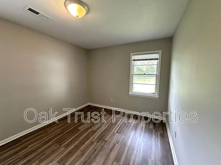 108 Columbia Dr — Photo 12