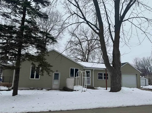 1611 Bailey St, Charles City, IA 50616