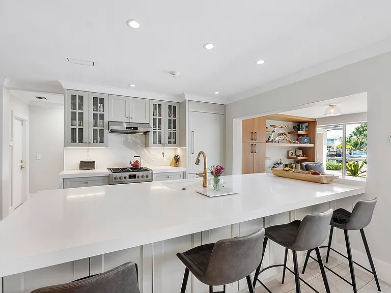 725 NE 36th St — Photo 36