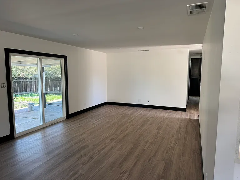 1052 Jefferson Ave — Photo 6
