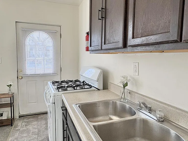 171 Oak St #1R — Photo 7