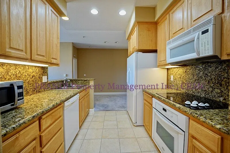 2 bed, 2.0 bath, 932 sqft, $3,300 — Photo 2
