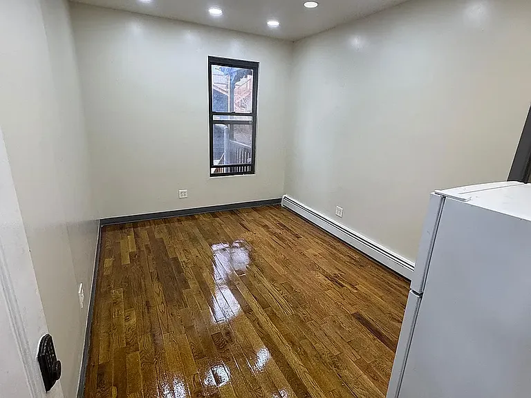 154 Clarence St #2 — Photo 3