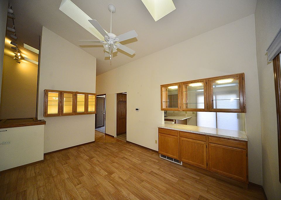 Dining rm, glass cab, hutch