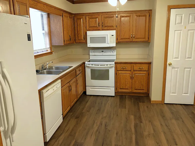 Kitchen, Dishwasher, Fridge, Microwave, Oven/Range, Pantry, Breakfast Nook