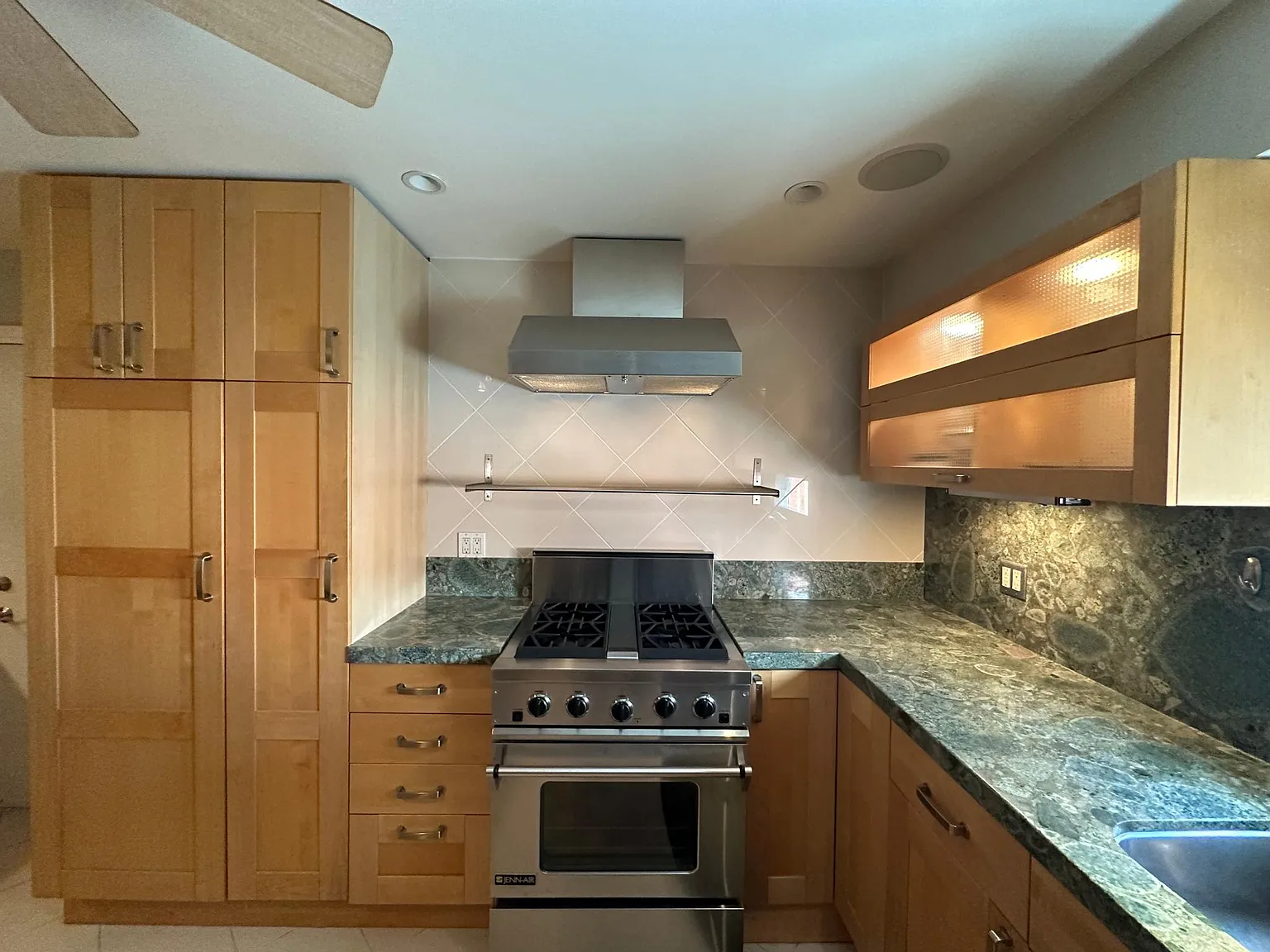 2 bed, 920 sqft, $4,950 — Photo 4