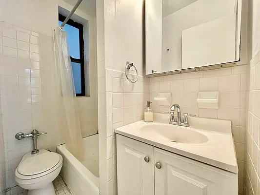 Rented by HOLTON REAL ESTATE INC. | media 21