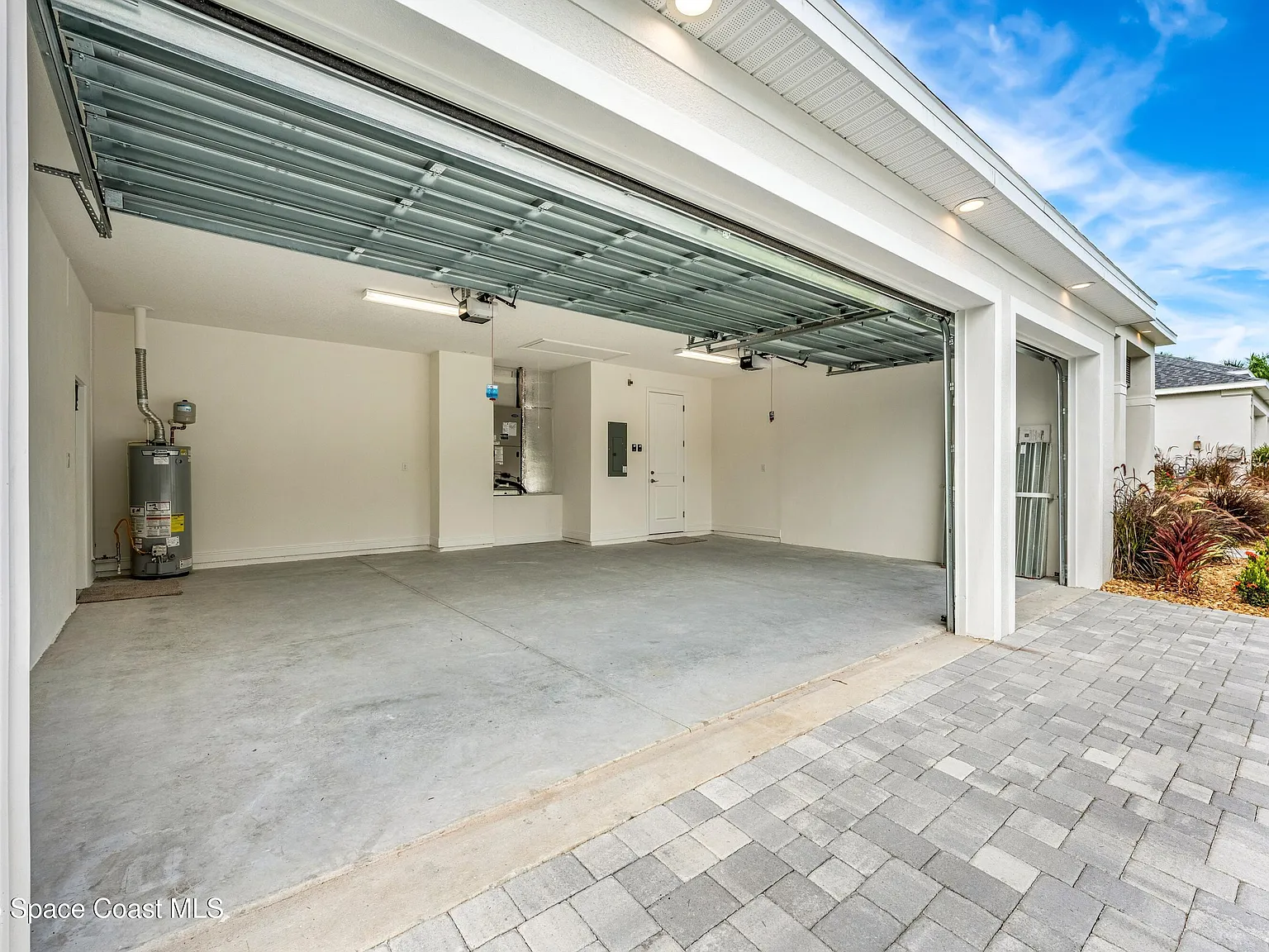 4 bed, 3.0 bath, 2393 sqft, $3,995 — Photo 4