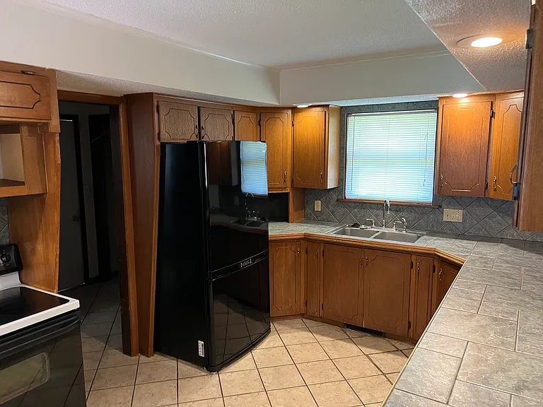 330 E Breckenridge Rd — Photo 17