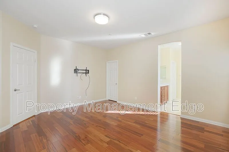 3 bed, 2.0 bath, 1628 sqft, $3,100 — Photo 4