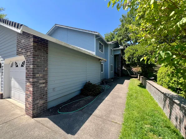 571 Briarwood Dr, Central Point, OR 97502