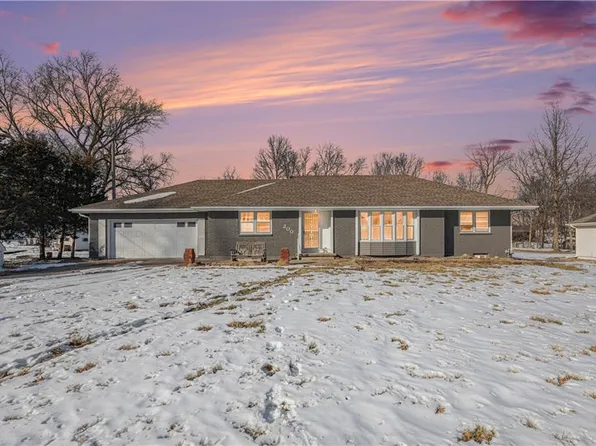 200 Kennedy Dr, Gower, MO 64454