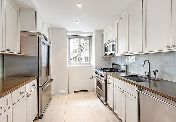 4th image of 200 E 66th St #406
