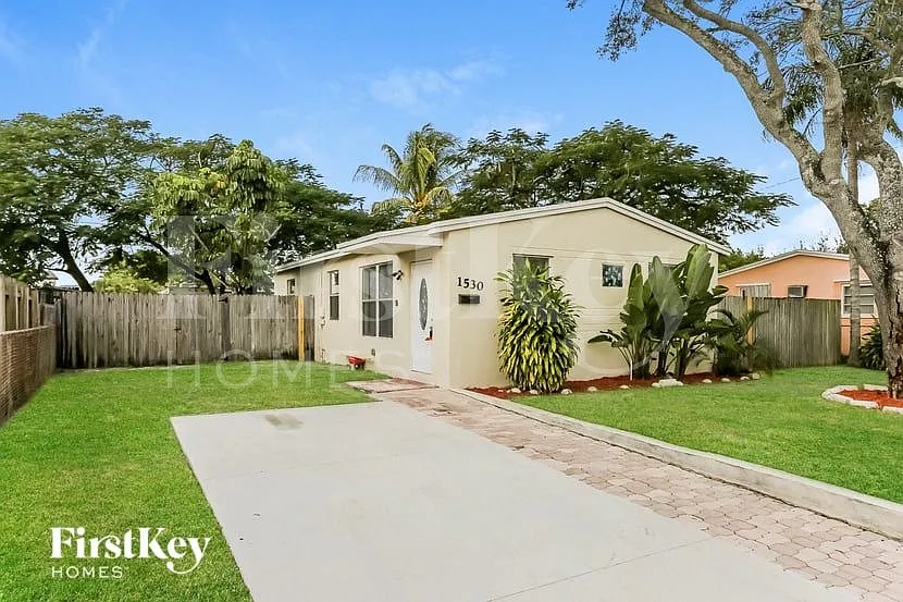 3 bed, 1.0 bath, 933 sqft, $2,725 — Photo 1