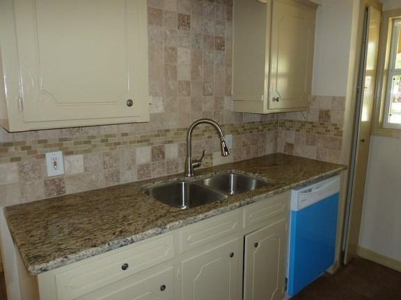 3rd image of 712 Briggs Dr