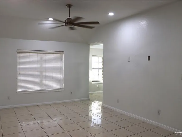 3804 W Kerria Ave — Photo 2