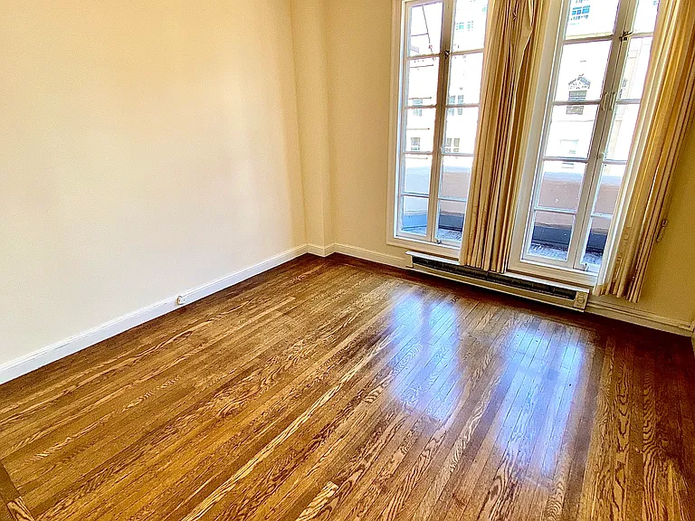 Tudor Hall Apartments — Photo 16