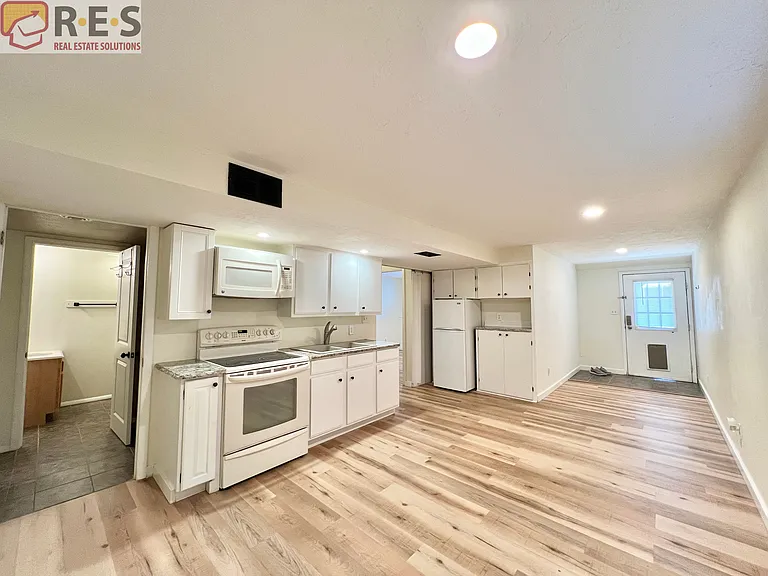 2739 Straus Ln — Photo 5