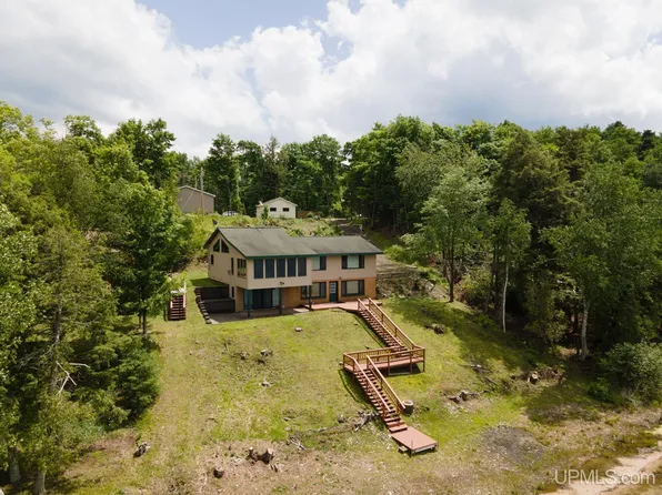161 Golden Lake Trl, Iron River, MI 49935