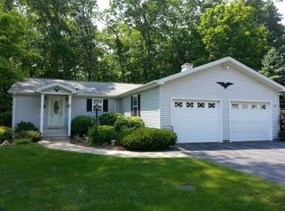 21 Hillcrest Dr, Uncasville, CT 06382