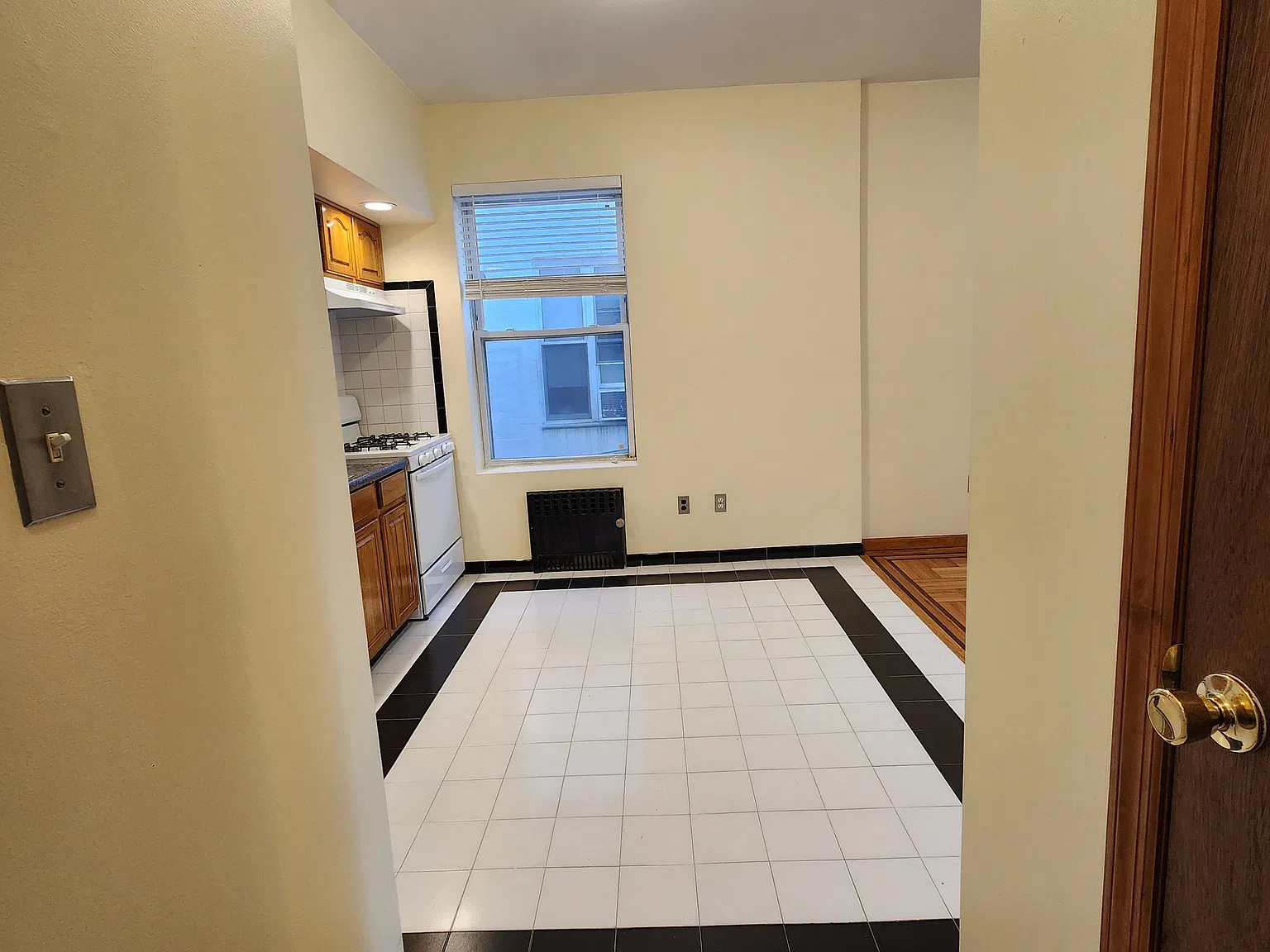 Studio, 450 sqft, $1,800 — Photo 3
