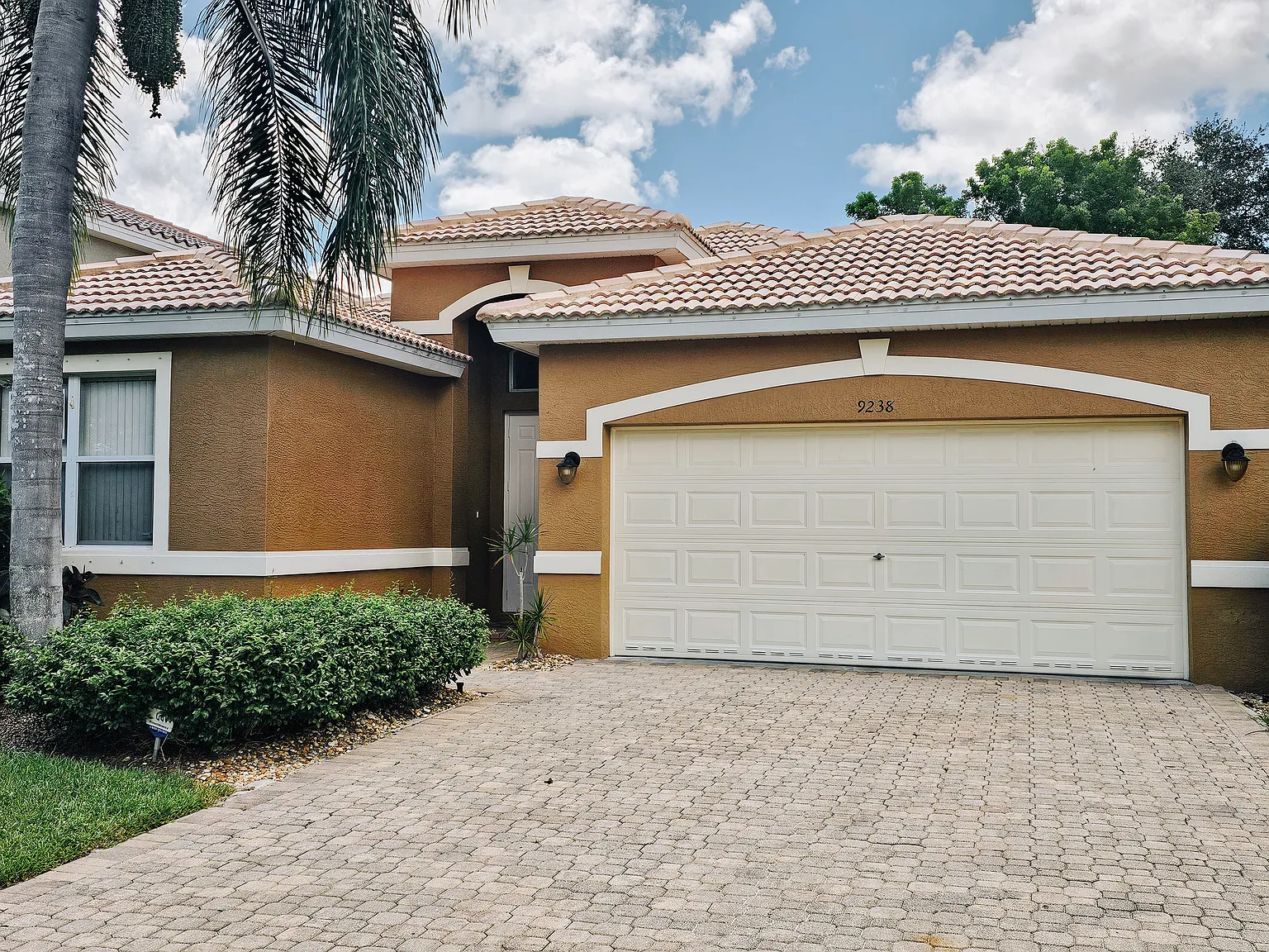 3 bed, 1968 sqft, $2,500 — Photo 1