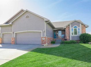 1060 N Meadow Rd, Valley Center, KS 67147