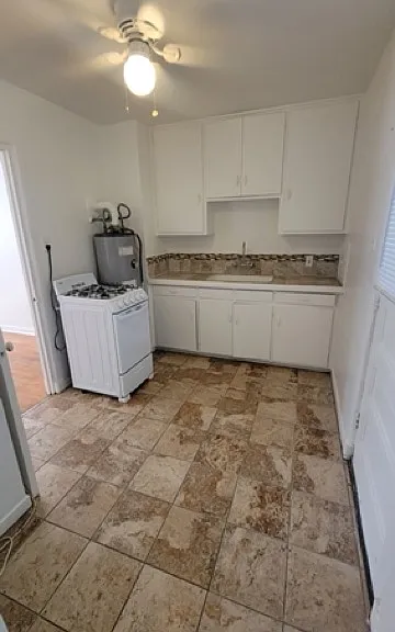 Classic 2 Bedroom Apt w/ Washer / Dryer in Great Downtown Complex! — Photo 37
