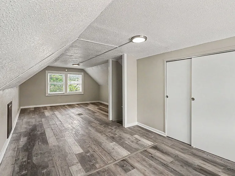 3205 E 31st St — Photo 12
