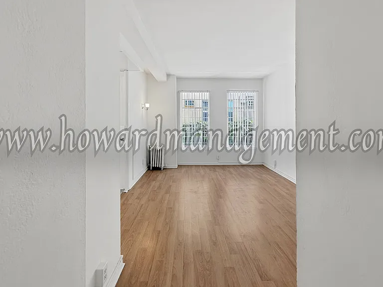 Wilshire Mediterranean Apartments — Photo 14