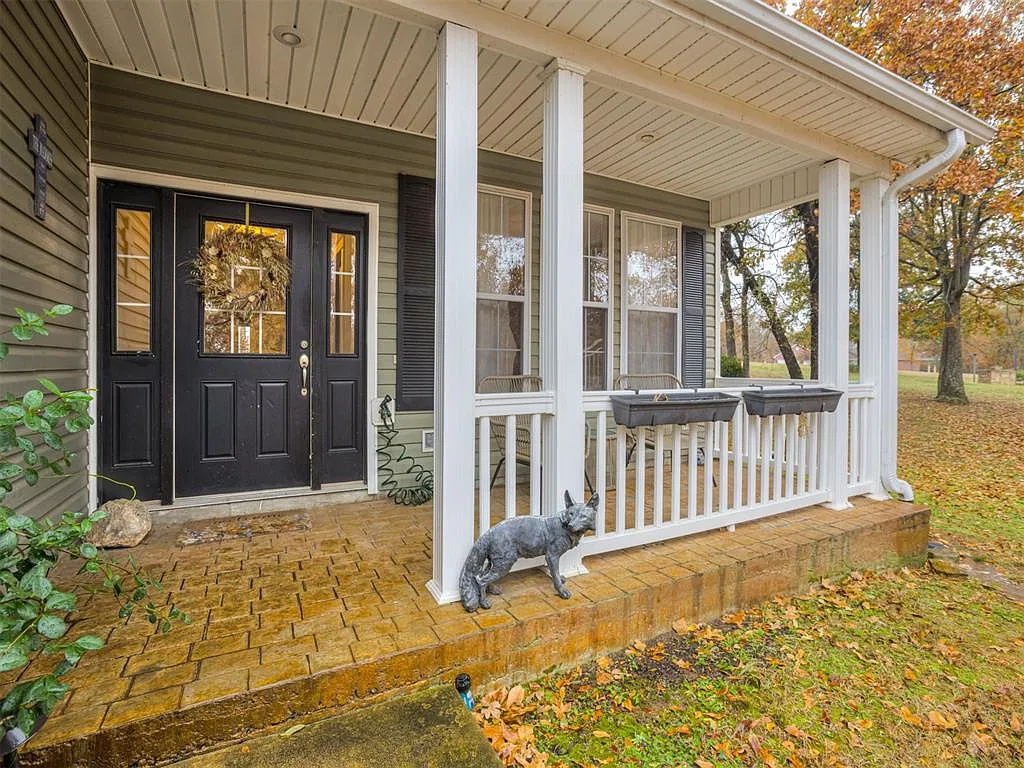 6 bed, 2.5 bath, 2970 sqft, $4,800 — Photo 2