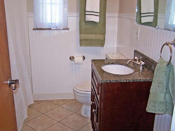 Updated Bath w/granite