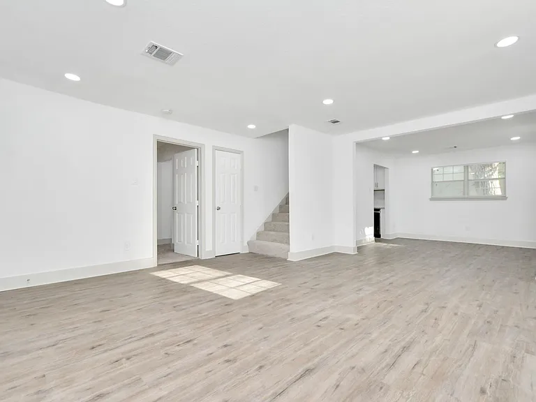 1501 Maiden Ln — Photo 4