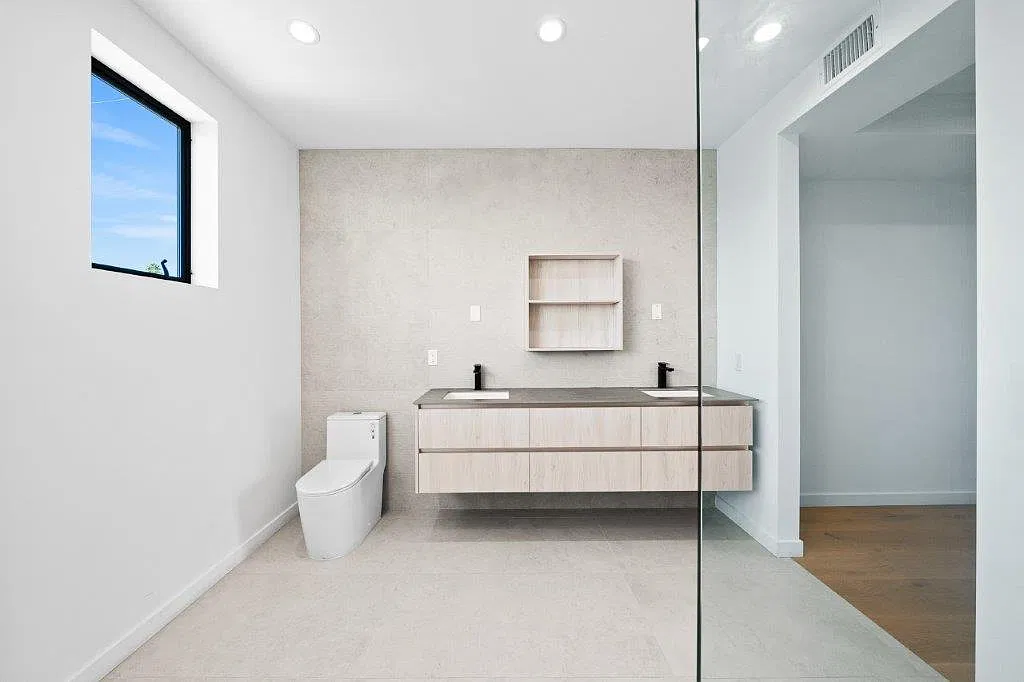 3 bed, 3.5 bath, 2500 sqft, $7,500 — Photo 2