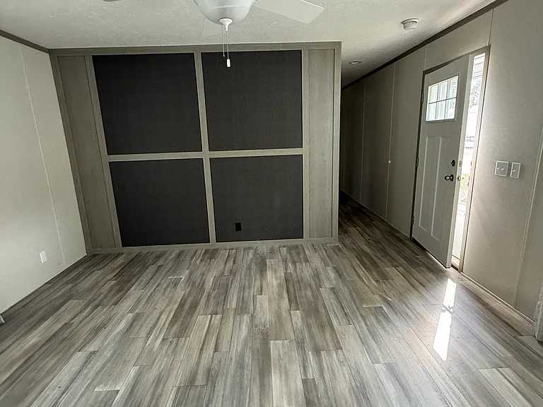 605 Larimore Cir — Photo 9