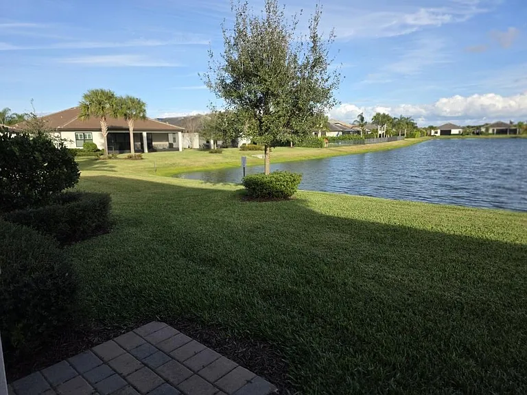 527 SE Vallarta Dr — Photo 26