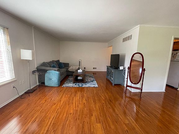 4th image of 674 E Fox Hills Dr #674