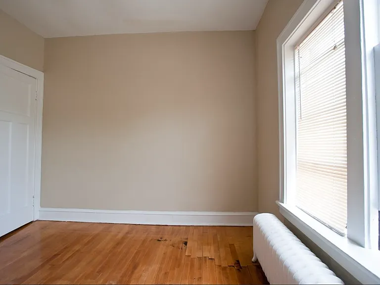 $1085 1 BR, 1 BA Apartment, Heat Included, Free Laundry - 1603 N Van Buren — Photo 8