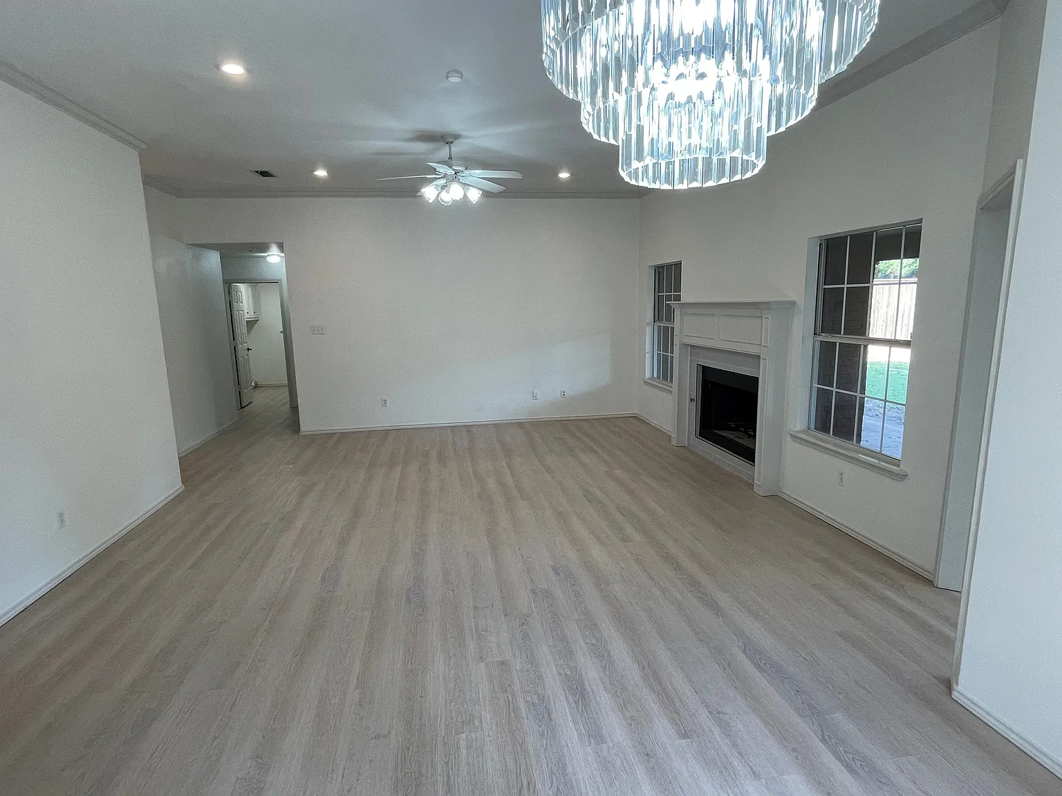 4 bed, 3.0 bath, 2022 sqft, $2,300 — Photo 4
