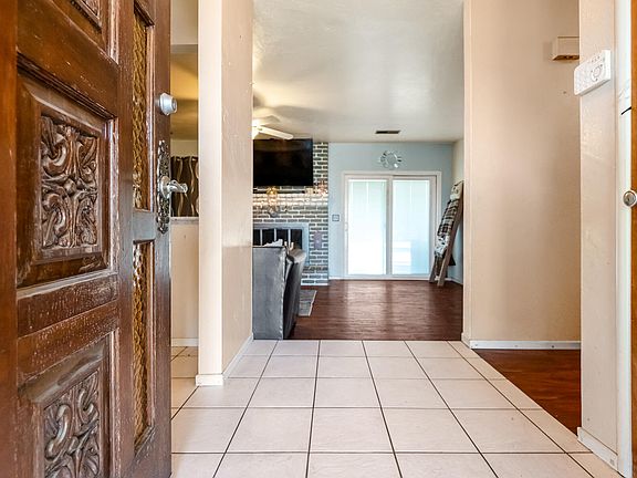 2nd image of 916 E Royal Ann Avenue