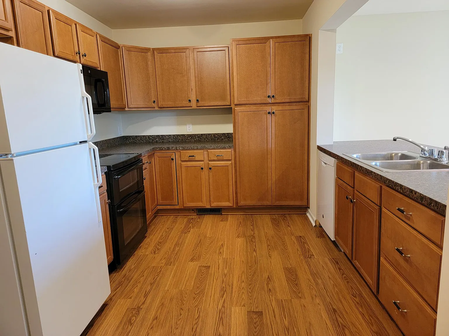3 bed, 1.5 bath, 1297 sqft, $1,650 — Photo 3