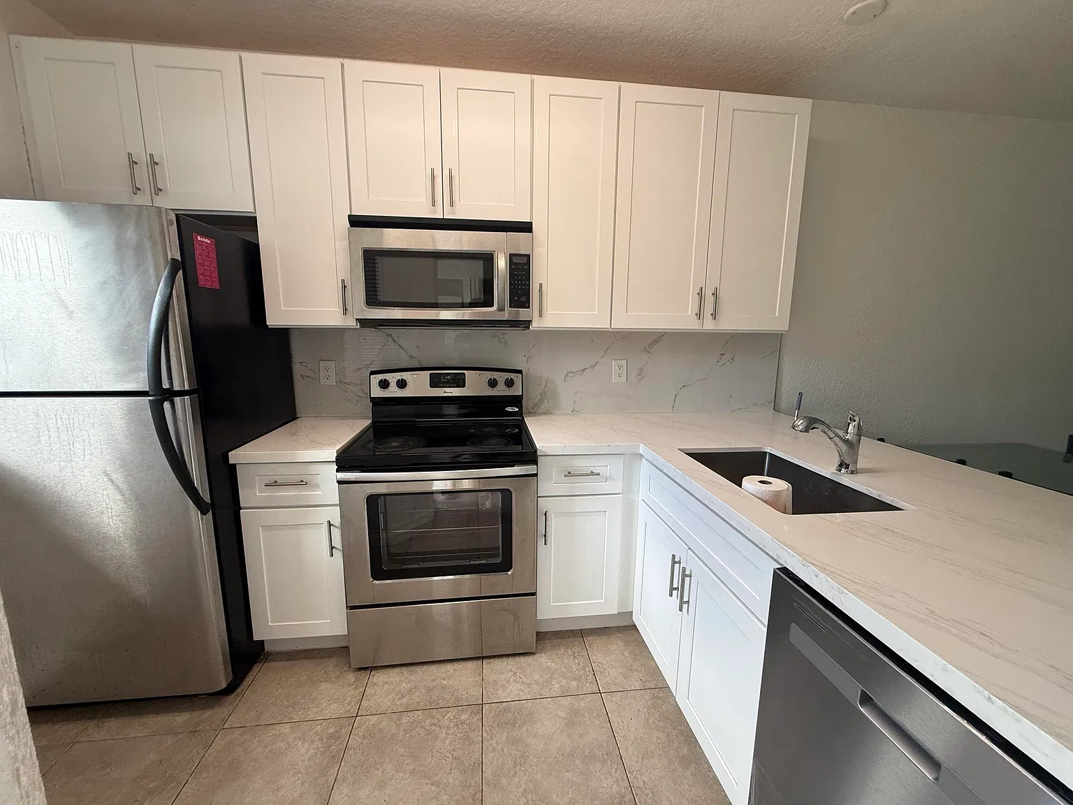 2 bed, 2.0 bath, 886 sqft, $1,995 — Photo 2