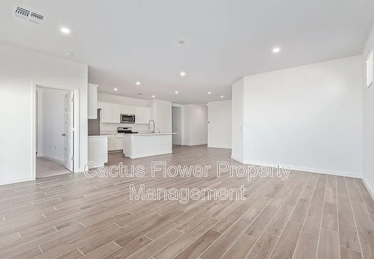 2124 W Sombra Ave — Photo 9