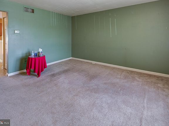 5th image of 424 Naughty Ln