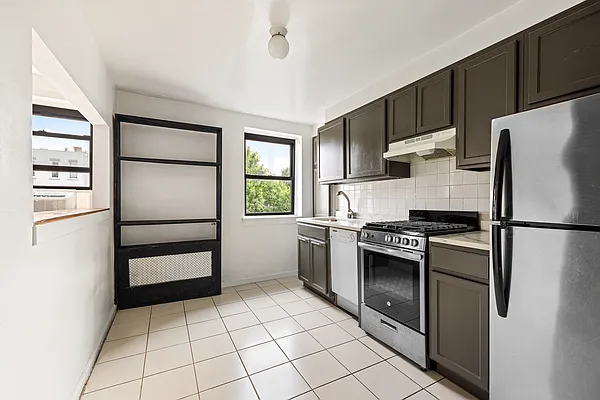 Rented by SERHANT. | media 9