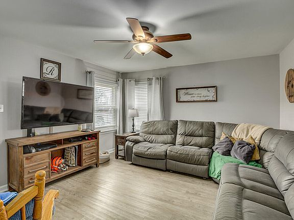 4th image of 685 Skyway Dr