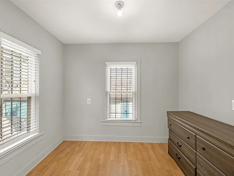 2415 Columbia St — Photo 22