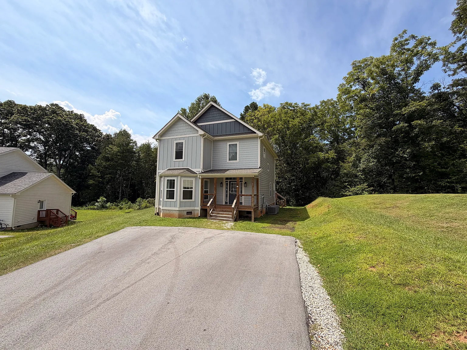 3 bed, 2.5 bath, 2097 sqft, $2,000 — Photo 2